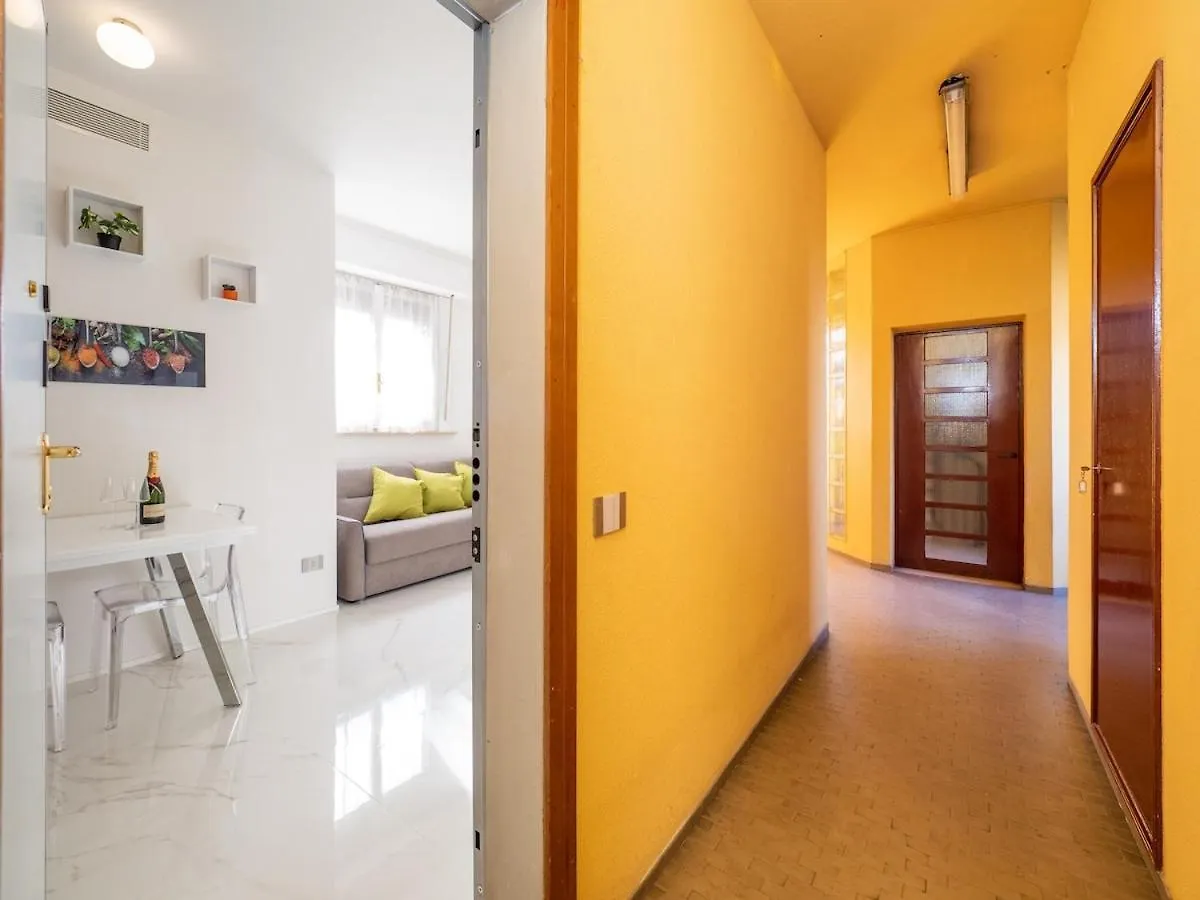 Cozy Apartment In The Green, Close To Blue And Red Metro Milan Italy