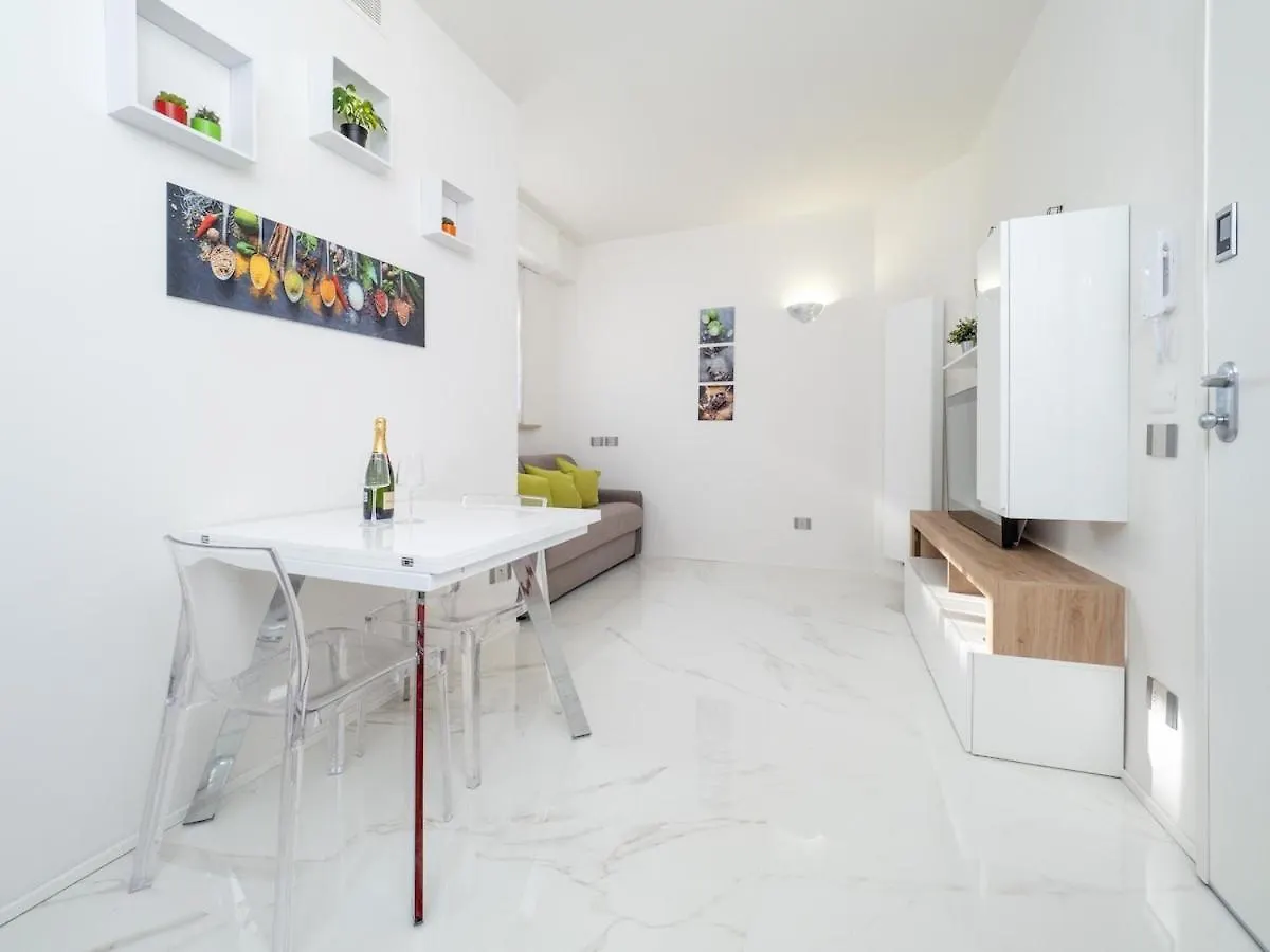 Cozy Apartment In The Green, Close To Blue And Red Metro Milan Italy
