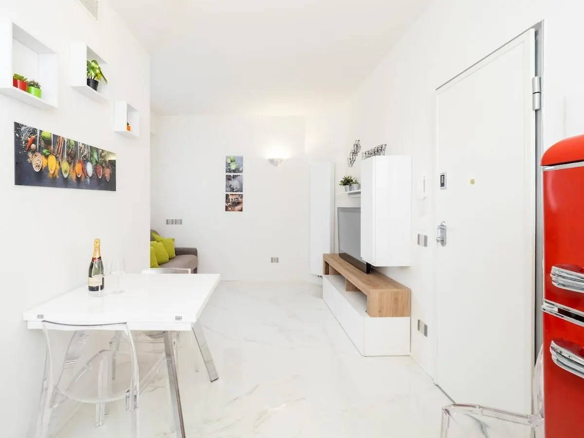 Cozy Apartment In The Green, Close To Blue And Red Metro Milan