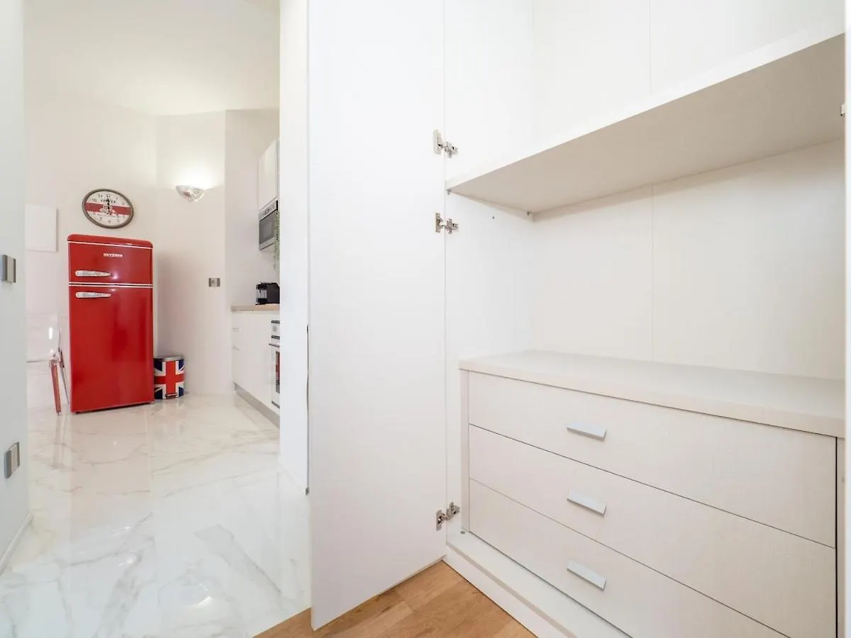 Cozy Apartment In The Green, Close To Blue And Red Metro Milan
