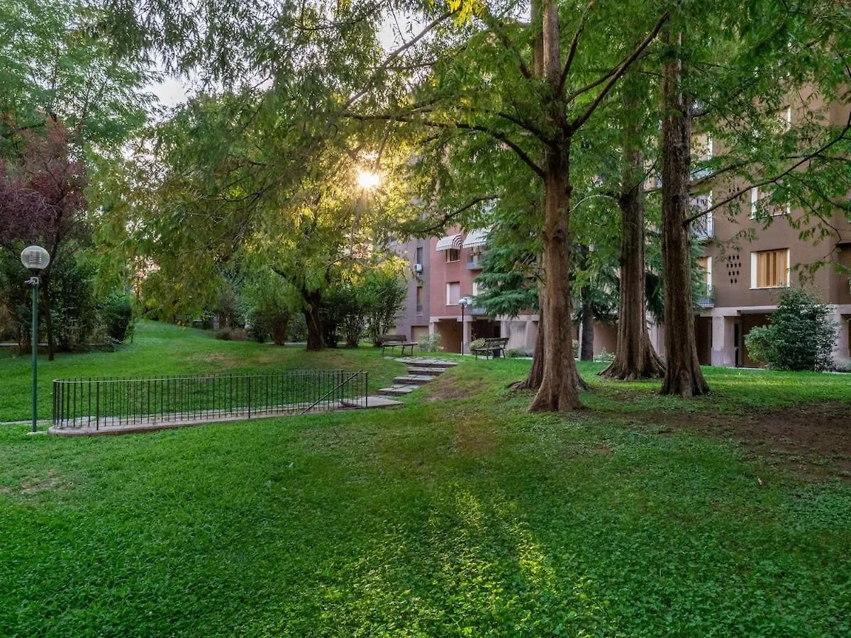 Cozy Apartment In The Green, Close To Blue And Red Metro Milan