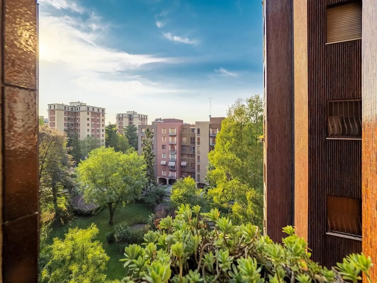 Cozy Apartment In The Green, Close To Blue And Red Metro Milan